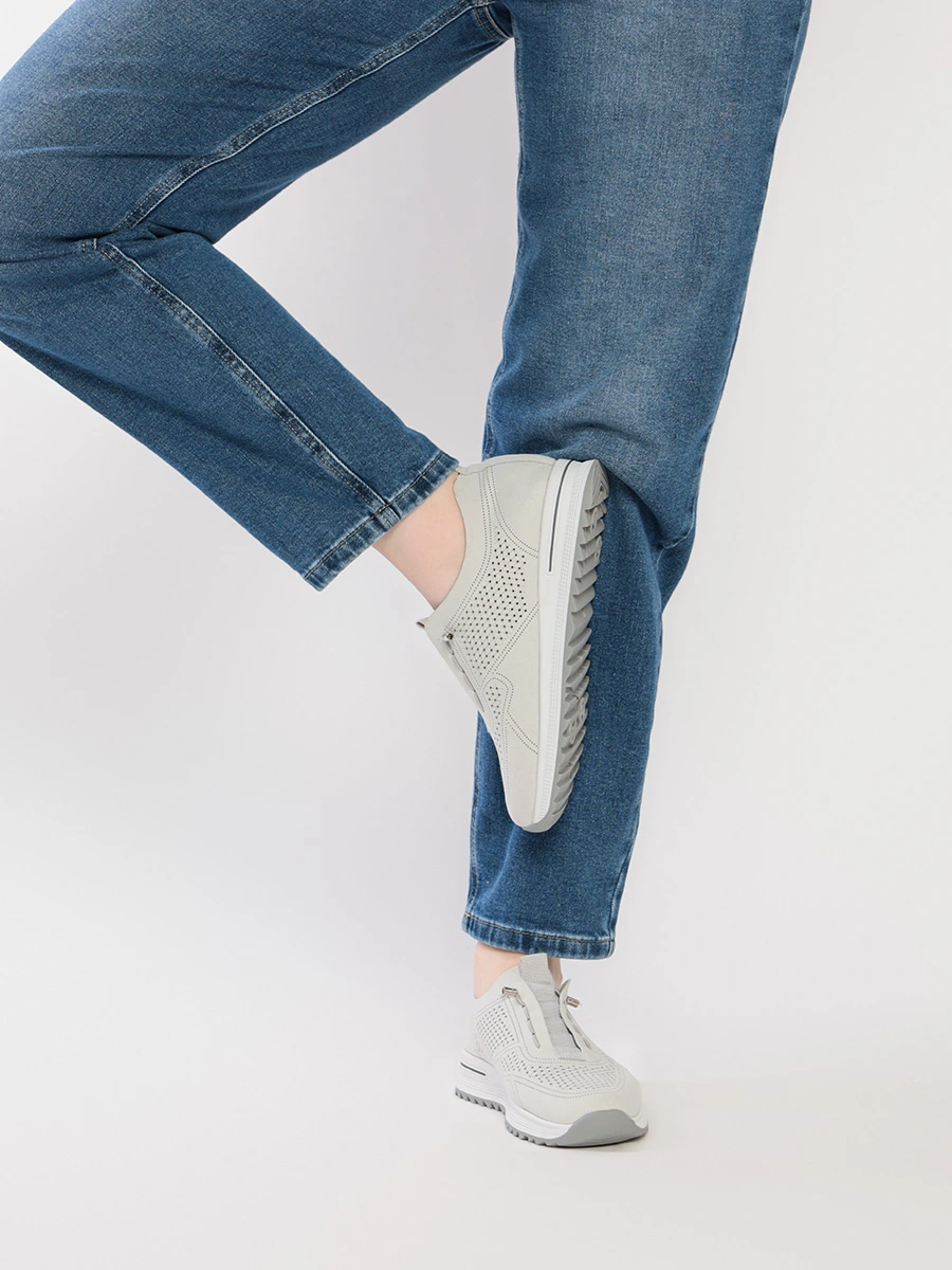 Кроссовки серого цвета с перфорацией